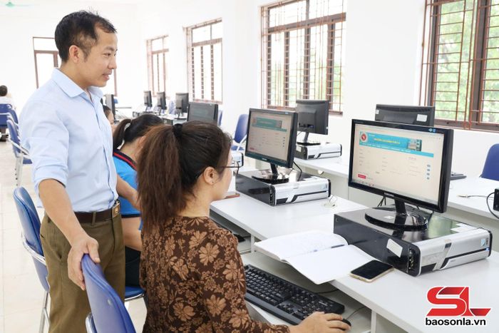 Lưu học sinh Lào tra cứu tài liệu trên trang điện tử của Trung tâm Thông tin - Thư viện, Trường Cao đẳng Sơn La.