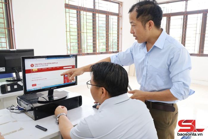 Cán bộ Trung tâm Thông tin - Thư viện giới thiệu cổng thông tin điện tử Trường Cao đẳng Sơn La.