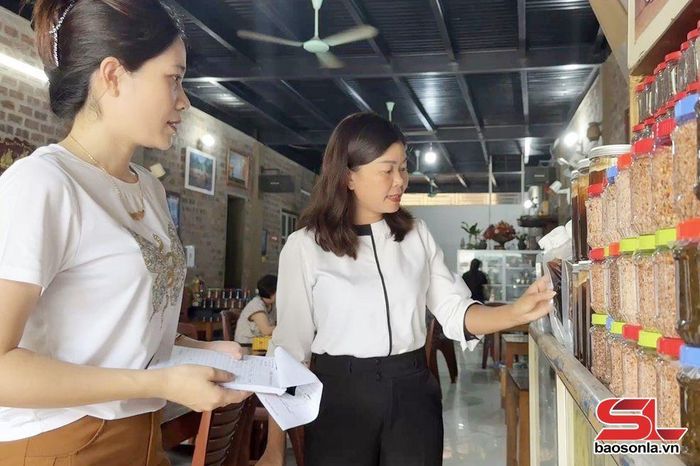 Lãnh đạo Phòng Kinh tế xã Yên Châu kiểm tra chất lượng sản phẩm hàng hóa tại các cửa hàng.