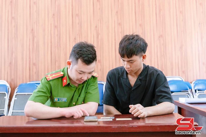 Công an xã Phiêng Pằn hỗ trợ ĐVTN cài đặt định danh điện tử. Ảnh: Giàng Lạnh (CTV)
