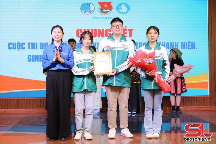Lãnh đạo Tỉnh đoàn trao giải nhất Cuộc thi “Ý tưởng, dự án khởi nghiệp cho thanh niên, sinh viên tỉnh Sơn La” lần thứ VIII, năm 2025.Ảnh: PV
