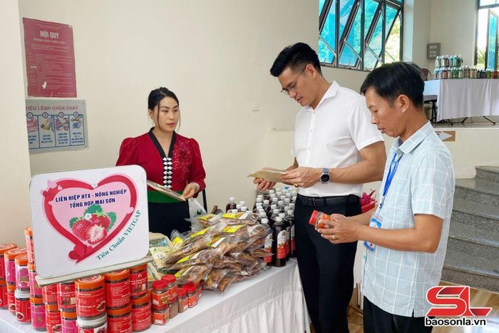 Gian hàng trưng bày các sản phẩm của Liên hiệp HTX - nông nghiệp tổng hợp Mai Sơn tại Đại hội Đại biểu Liên minh HTX tỉnh Sơn La lần thứ VII.