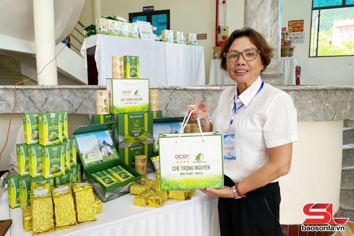 Gian hàng trưng bày các sản phẩm của HTX Sản xuất kinh doanh và dịch vụ tổng hợp Bình Thuận tại Đại hội Đại biểu Liên minh HTX tỉnh Sơn La lần thứ VII.