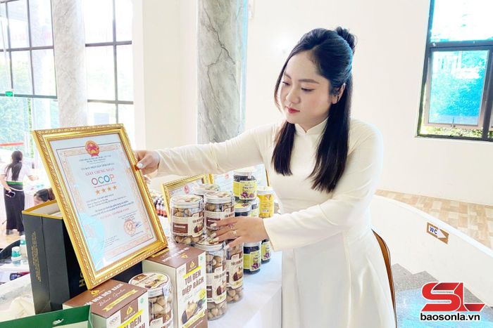 Gian hàng trưng bày các sản phẩm của HTX Tây Bắc tại Đại hội Đại biểu Liên minh HTX tỉnh Sơn La lần thứ VII.