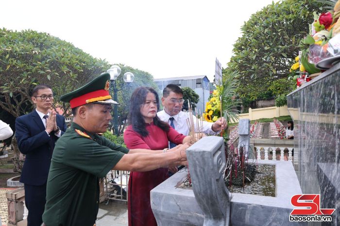 Đại biểu dâng hương tưởng nhớ các Anh hùng liệt sĩ tại Nghĩa trang liệt sĩ phường Mộc Châu