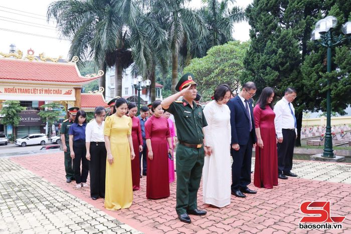 Đại biểu dành phút mặc niệm, tưởng nhớ các Anh hùng liệt sĩ