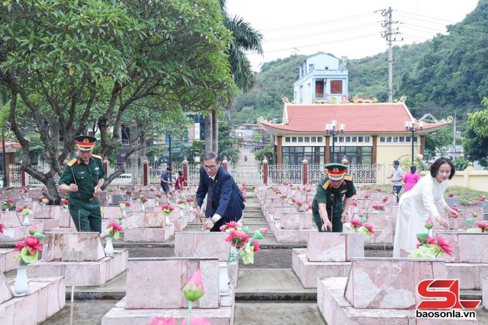 Đại biểu thắp hương tưởng nhớ các Anh hùng liệt sĩ tại Nghĩa trang liệt sĩ phường Mộc Châu