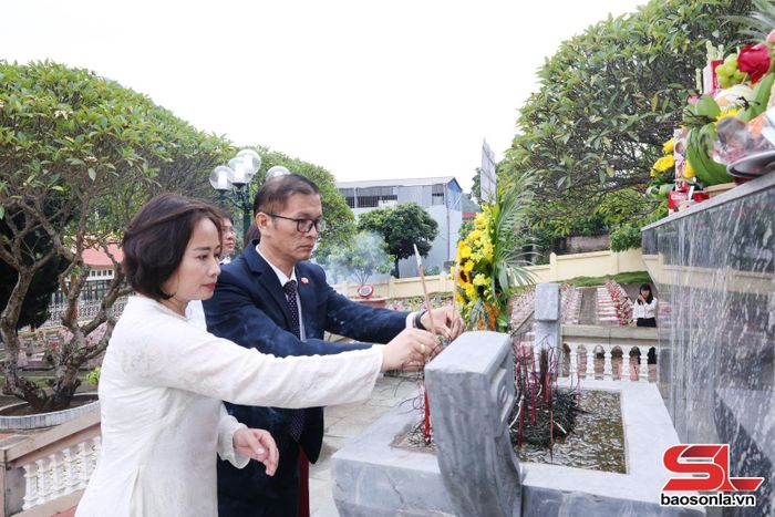 Lãnh đạo phường Mộc Châu dâng hương tưởng nhớ các Anh hùng liệt sĩ