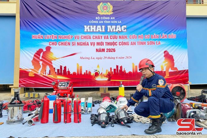 Giảng viên hướng dẫn về các thiết bị chữa cháy và cứu nạn cứu hộ.
