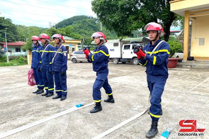 Các chiến sĩ thực hiện động tác cầm lăng vòi tư thế đứng.