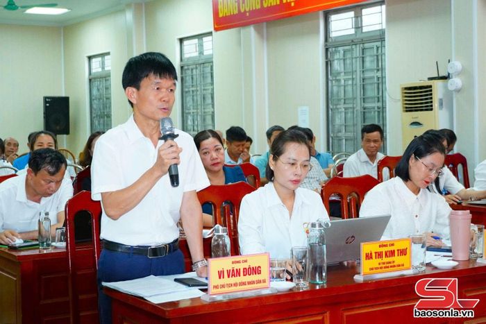 Cử tri HĐND xã kiến nghị tại hội nghị.