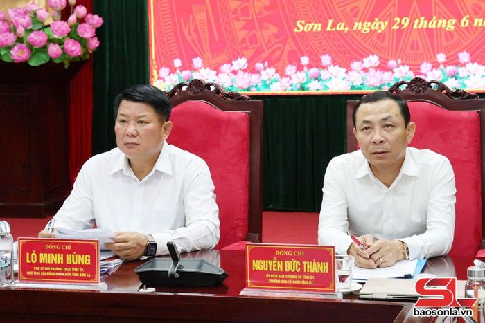 Đồng chí Phó Bí thư Thường trực Tỉnh ủy và lãnh đạo Ban Tổ chức Tỉnh ủy chủ trì hội nghị tại điểm cầu tỉnh Sơn La.