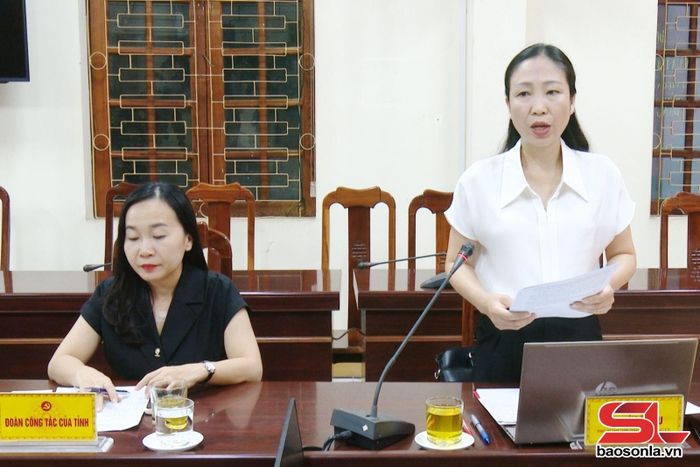 Đại diện Thường trực Đảng ủy xã Mai Sơn phát biểu tại cuộc làm việc với Tạp chí Cộng sản
