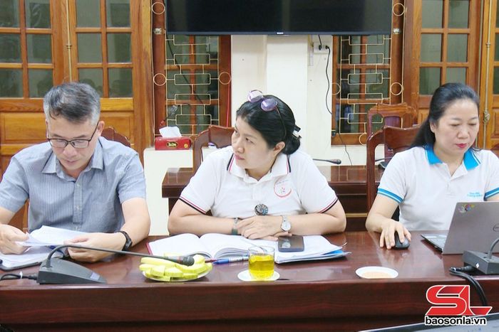 Đoàn công tác Tạp chí Cộng sản dự cuộc làm việc.