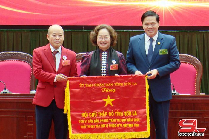 UBND tỉnh tặng cờ thi đua cho Hội Chữ thập đỏ tỉnh Sơn La.