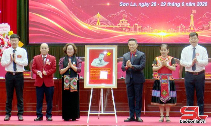 Lãnh đạo Hội Chữ thập đỏ Việt Nam chúc mừng Đại hội.