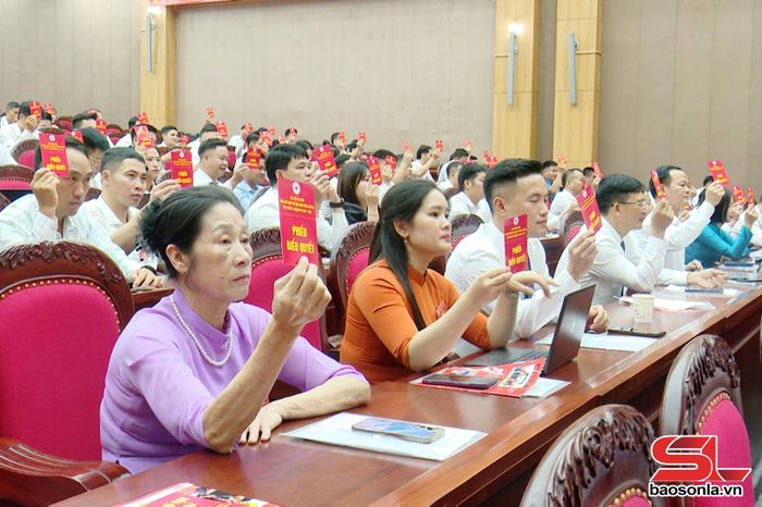 Các đại biểu biểu quyết thông qua nghị quyết đại hội.
