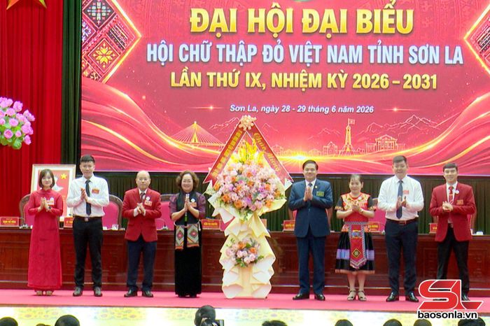 Lãnh đạo Ủy ban MTTQ Việt Nam tỉnh Sơn La chúc mừng đại hội. 