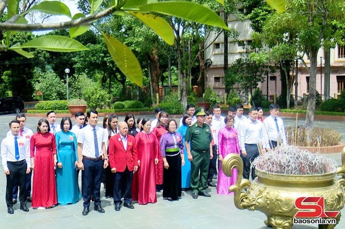 Các đại biểu tưởng niệm anh hùng liệt sĩ trước thềm Đại hội đại biểu Hội Chữ thập đỏ tỉnh lần thứ IX, nhiệm kỳ 2026 - 2031.