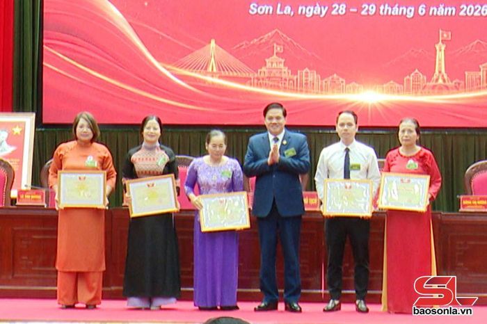 Các tập thể, cá nhân nhận Bằng khen của Ủy ban MTTQ Việt Nam tỉnh Sơn La.