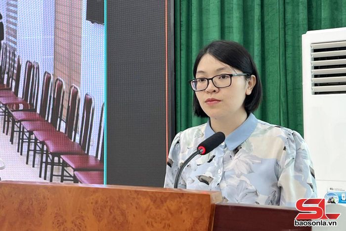 Đồng chí Cầm Thị Hồng Duyên, Ủy viên Ban Chấp hành Hội Liên hiệp Phụ nữ Việt Nam, Ủy viên Ban Chấp hành Đảng bộ tỉnh, Phó Chủ tịch Ủy ban MTTQ Việt Nam tỉnh, Chủ tịch Hội Liên hiệp Phụ nữ tỉnh phát biểu tại hội nghị.