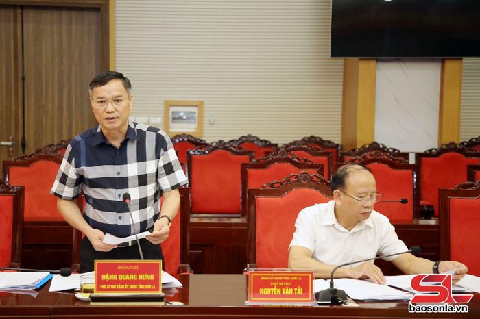 Đồng chí Phó Bí thư Đảng ủy UBND tỉnh phát biểu tại hội nghị.