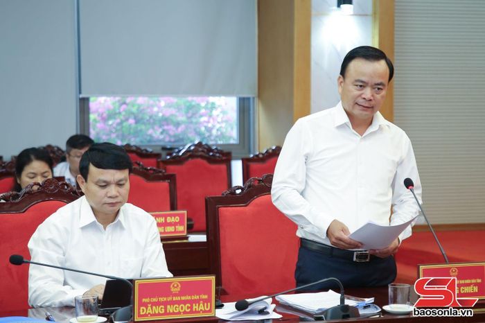 Đồng chí Phó Chủ tịch Thường trực UBND tỉnh phát biểu tại phiên họp.