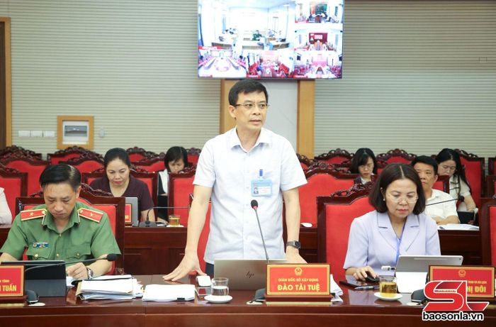 Đồng chí Giám đốc Sở Xây dựng phát biểu tại phiên họp.