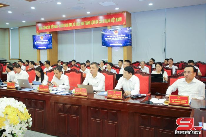 Các đại biểu dự phiên họp.