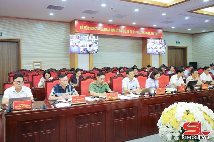 Các đại biểu dự phiên họp.