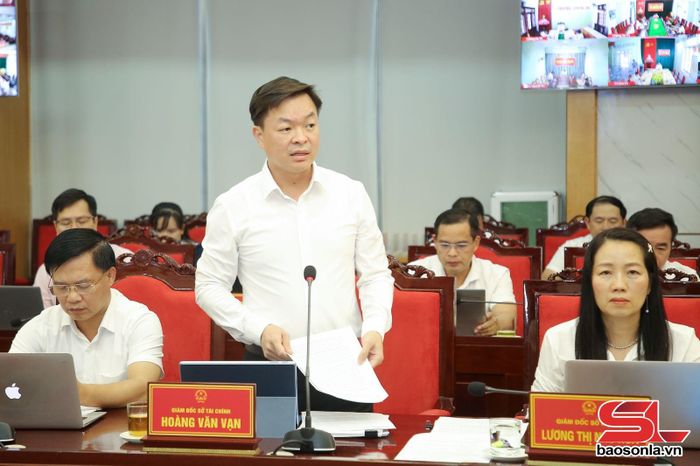 Lãnh đạo Sở Tài chính báo cáo tại phiên họp.