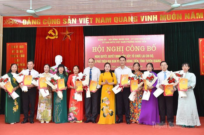 Lãnh đạo phường Nông Tiến trao quyết định và tặng hoa cho các Trưởng ban Công tác mặt trận các tổ dân phố.