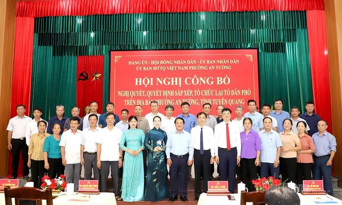 Bí thư Tỉnh ủy Hầu A Lềnh chụp ảnh lưu niệm với các cán bộ thôi tham gia hoạt động tại các tổ dân phố phường An Tường sau sắp sếp, sáp nhập.