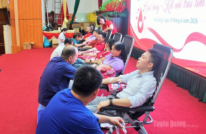 Đông đảo tình nguyện viên tham gia hiến máu tại Ngày hội hiến máu tình nguyện.