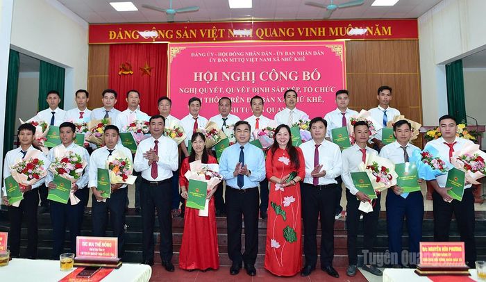 Phó Bí thư Tỉnh ủy, Chủ tịch Ủy ban MTTQ Việt Nam tỉnh Ma Thế Hồng và lãnh đạo xã Nhữ Khê chúc mừng các Trưởng thôn.