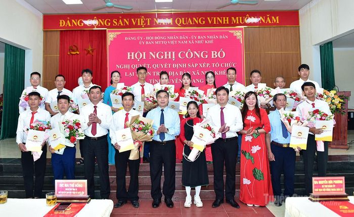 Phó Bí thư Tỉnh ủy, Chủ tịch Ủy ban MTTQ Việt Nam tỉnh Ma Thế Hồng và lãnh đạo xã Nhữ Khê chúc mừng các Trưởng Ban công tác Mặt trận thôn.