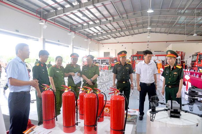 Đại diện các đơn vị giới thiệu các trang, thiết bị phục vụ công tác PCCC&amp;CNCH.
