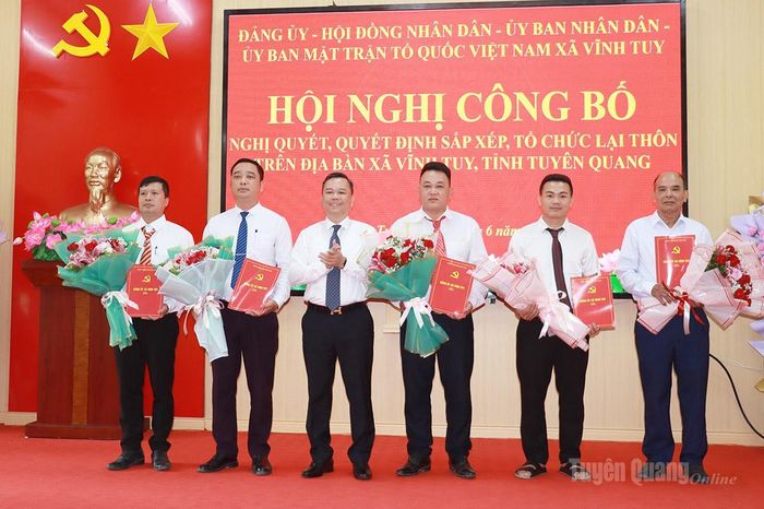 Đồng chí Đỗ Hùng Đức, Phó Chủ tịch UBND tỉnh chúc mừng các chi bộ mới được thành lập của xã Vĩnh Tuy. Ảnh: Trần Kế
