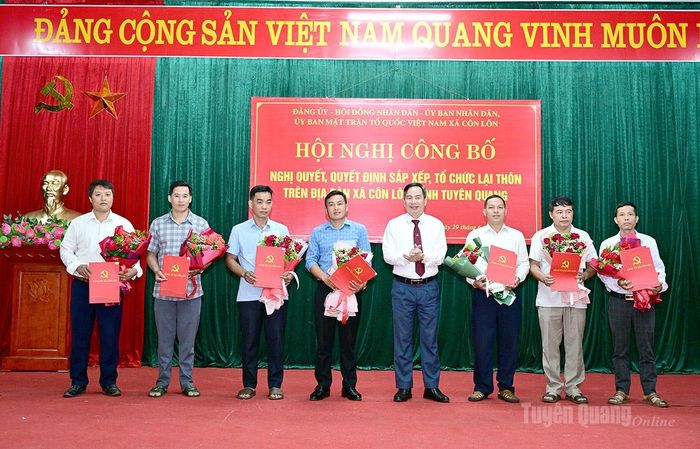 Đảng ủy xã Côn Lôn trao quyết định chỉ định Bí thư Chi bộ các thôn. Ảnh: Quang Hòa