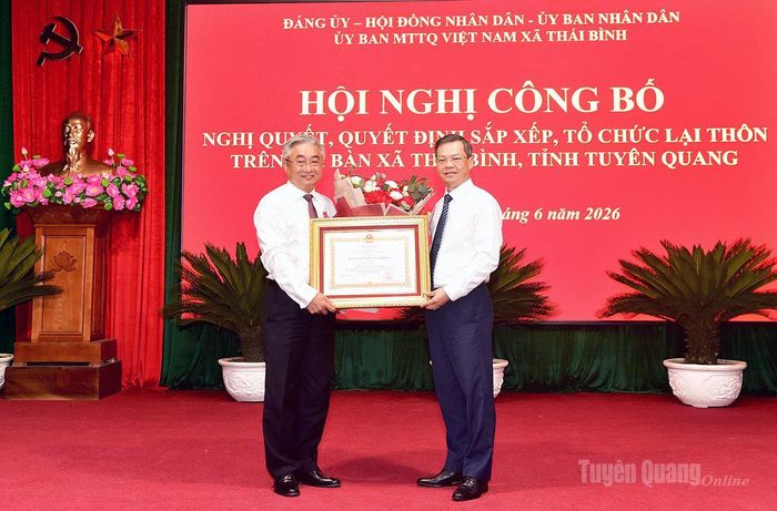 Đồng chí Nguyễn Văn Sơn, Phó Bí thư Tỉnh ủy, Chủ tịch HĐND tỉnh trao Huân chương Lao động hạng Nhì của Chủ tịch Nước cho đồng chí Nguyễn Ngọc Toàn, Bí thư Đảng ủy, Chủ tịch HĐND xã Thái Bình.
