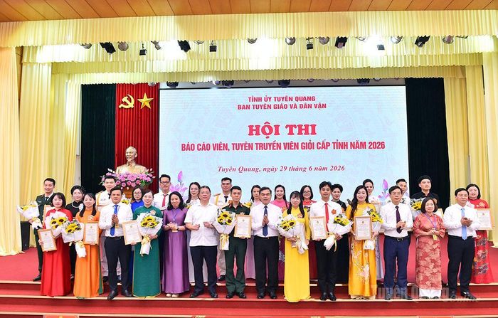 Đồng chí Ma Thế Hồng, Phó Bí thư Tỉnh ủy, Chủ tịch Ủy ban MTTQ tỉnh cùng các đại biểu, thí sinh chụp ảnh chung.