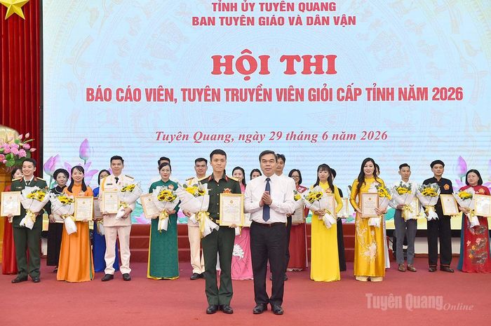 Đồng chí Ma Thế Hồng, Phó Bí thư Tỉnh ủy, Chủ tịch Ủy ban MTTQ tỉnh trao giải Nhất cho thí sinh Vùi Xuân Thanh.