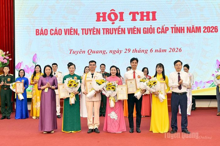 Các đồng chí lãnh đạo Ban Tuyên giáo và Dân vận Tỉnh ủy trao giải Ba cho các thí sinh.