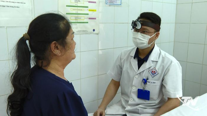 Bác sĩ Trịnh Đức Hiếu khám bệnh, tư vấn cho người dân.