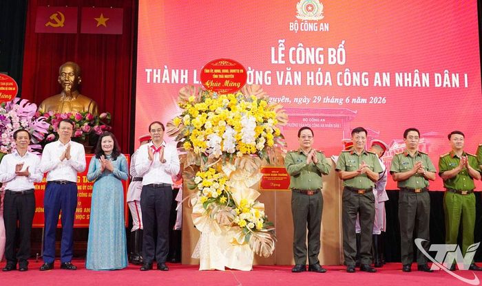 Đồng chí Bí thư Tỉnh ủy và các đại biểu chúc mừng Nhà trường.