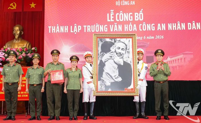Thượng tướng Lê Quốc Hùng chúc mừng Nhà trường.