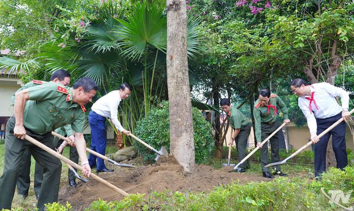 Các đại biểu trồng cây lưu niệm tại khuôn viên Trường Văn hóa Công an nhân dân I.
