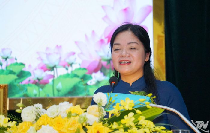 Đồng chí Nguyễn Thị Loan phát biểu.