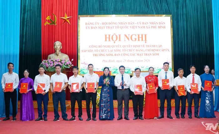 Trao quyết định thành lập chi bộ, chỉ định cấp ủy, bí thư, phó bí thư chi bộ xóm, nhiệm kỳ 2025-2030.