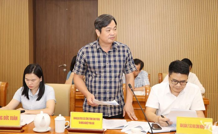 Đại biểu thảo luận tại cuộc họp.